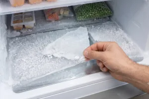  Freezer lebih rapi dan mudah dibersihkan, coba trik plastik buat kulkas tanpa tombol pencair bunga es