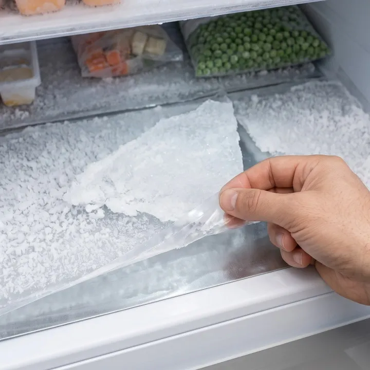  Freezer lebih rapi dan mudah dibersihkan, coba trik plastik buat kulkas tanpa tombol pencair bunga es
