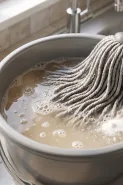 Kain pel masih bau setelah dicuci? Coba rendam pakai bahan dapur ini