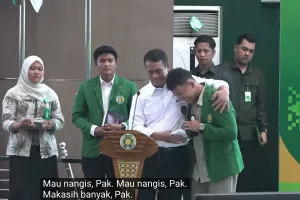 Perjuangan mahasiswa anak buruh harian jualan mochi sentuh hati Mentan Amran, langsung diberi beasiswa