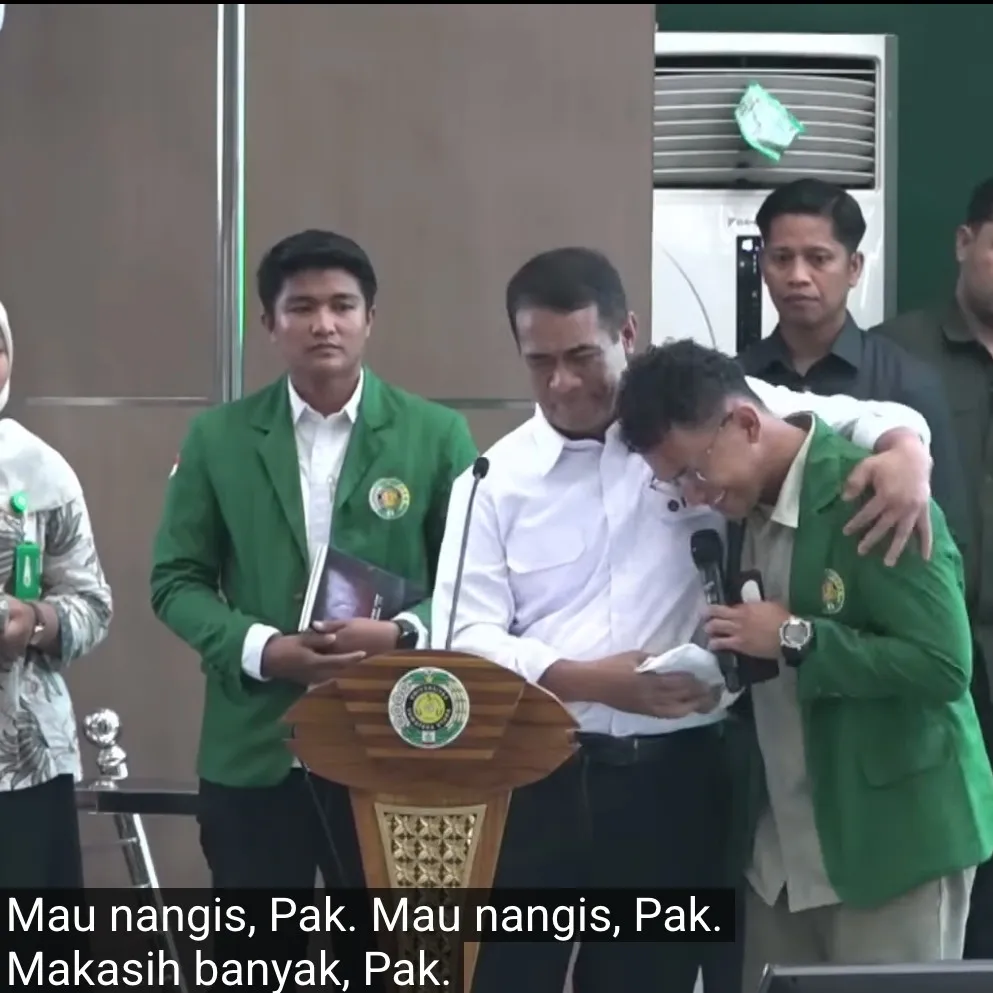 Perjuangan mahasiswa anak buruh harian jualan mochi sentuh hati Mentan Amran, langsung diberi beasiswa