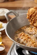 Pisang goreng tetap renyah meski tanpa baking soda, rahasianya ada di campuran adonan ini