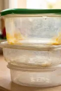 Jangan tunggu pecah, ini 7 tanda wadah plastik sebaiknya dipensiunkan