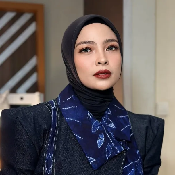 Detik-detik Tantri Kotak dipeluk penonton di Geopark Ciletuh, syok tapi beri respons bijak