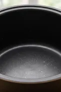 Anti lengket inner pot rice cooker terkelupas? Kenali kapan masih aman dipakai dan sebaiknya diganti