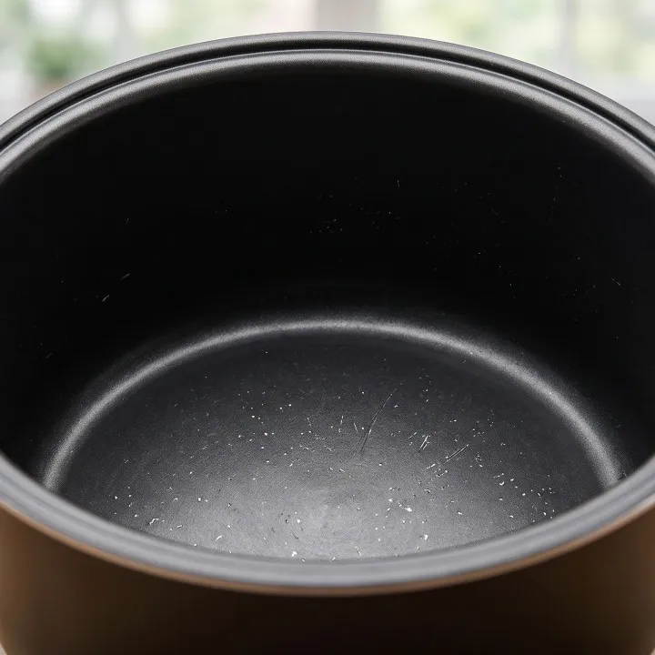 Anti lengket inner pot rice cooker terkelupas? Kenali kapan masih aman dipakai dan sebaiknya diganti