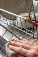 Rak piring mulai berkarat? Ini cara cek mana yang masih aman dan kapan harus ganti