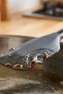 Ujung spatula silikon meleleh karena minyak panas: Masih aman dipakai masak atau harus dibuang?