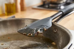 Ujung spatula silikon meleleh karena minyak panas: Masih aman dipakai masak atau harus dibuang?