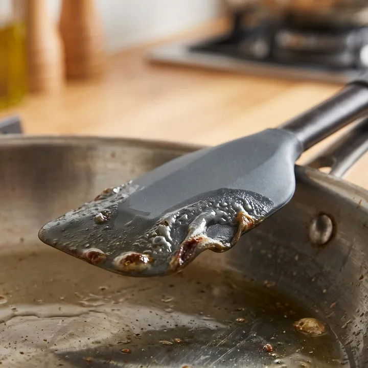 Ujung spatula silikon meleleh karena minyak panas: Masih aman dipakai masak atau harus dibuang?