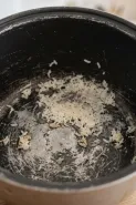 Panci rice cooker mulai lengket saat menanak nasi, apakah tandanya lapisan anti lengket sudah rusak?