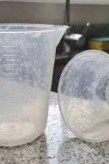 Gelas ukur plastik terlihat kusam meski sudah dicuci? Begini cara membersihkannya sesuai jenis nodanya