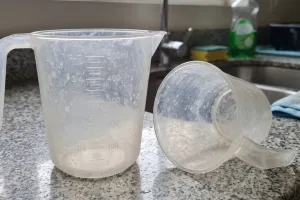 Gelas ukur plastik terlihat kusam meski sudah dicuci? Begini cara membersihkannya sesuai jenis nodanya