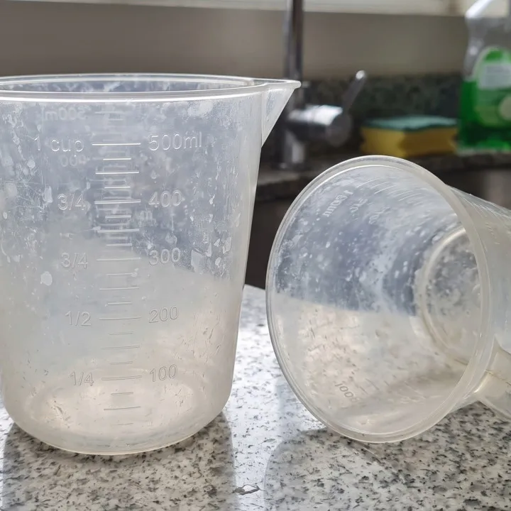 Gelas ukur plastik terlihat kusam meski sudah dicuci? Begini cara membersihkannya sesuai jenis nodanya