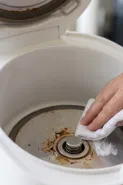 Kerak menumpuk di pemanas rice cooker? Ini cara tepat membersihkannya agar panas tetap optimal