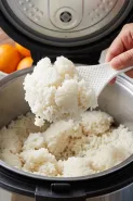 Masak nasi di rice cooker selalu menggumpal? Ternyata penyebabnya tidak cuma takaran air
