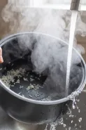 Apa yang terjadi jika inner pot rice cooker langsung dicuci saat masih panas?