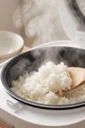Masak nasi di rice cooker langsung diaduk setelah matang atau didiamkan dulu? Begini perbedaan hasil