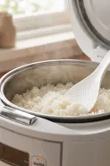 Centong nasi disimpan terus di rice cooker, masih aman atau sebaiknya dikeluarkan?