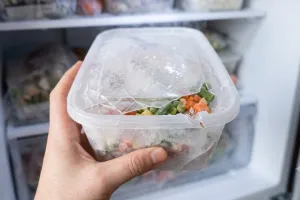Wadah plastik pecah atau retak usai dari freezer, masih aman dipakai? ini penjelasannya