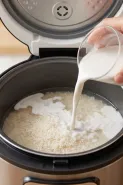 Bikin nasi uduk di rice cooker? Pahami dulu takaran santan dan air agar teksturnya pas