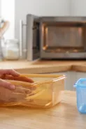 Wadah penyok karena microwave mau dipakai lagi? Periksa 7 kondisi kelayakannya dulu
