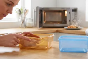 Wadah penyok karena microwave mau dipakai lagi? Periksa 7 kondisi kelayakannya dulu