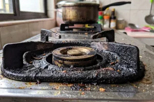 Tungku kompor hitam dan berkerak: Kenali penyebab, bahaya, dan waktu pembersihannya