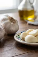 4 Cara mengupas bawang putih agar kulit mudah terlepas, cocok untuk masak sehari-hari