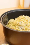 Nasi menguning di magic com bukan cuma soal warna, ini cara mengenali nasi yang sudah tak layak makan