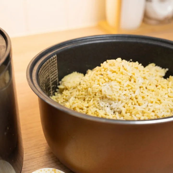 Nasi menguning di magic com bukan cuma soal warna, ini cara mengenali nasi yang sudah tak layak makan