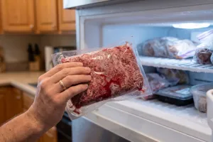 Daging dicairkan terus masuk freezer lagi, masih aman atau tidak? Pahami dulu sebelum disimpan kembali