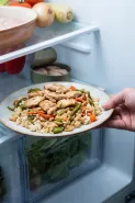 Sering menyimpan makanan tanpa tutup di kulkas? Ketahui risikonya sebelum dikonsumsi lagi