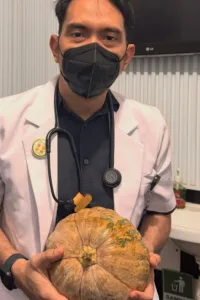 Kisah ibu bawa labu dan daun bawang untuk biaya berobat anak, dokter beri respons menyentuh