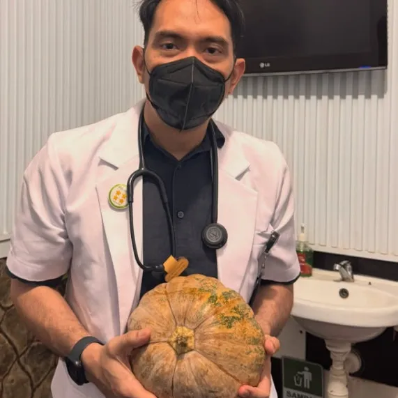 Kisah ibu bawa labu dan daun bawang untuk biaya berobat anak, dokter beri respons menyentuh