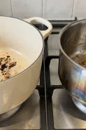 Panci enamel atau stainless, mana yang lebih mudah tampak gosong? Simak perbedaannya