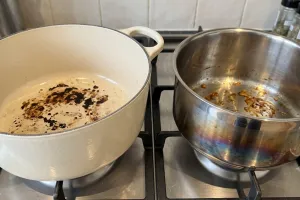 Panci enamel atau stainless, mana yang lebih mudah tampak gosong? Simak perbedaannya