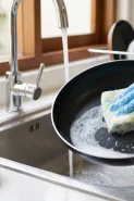 Lapisan panci anti lengket cepat aus? Coba cek spons yang digunakan setiap hari