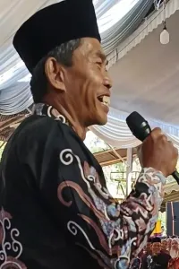 Aksi Kades Bedingin Ponorogo percaya diri pidato bahasa Inggris sambut tamu asing saat acara nikahan