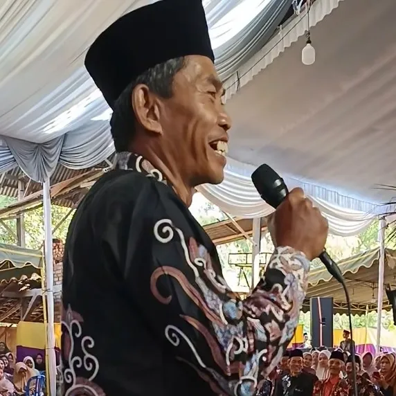Aksi Kades Bedingin Ponorogo percaya diri pidato bahasa Inggris sambut tamu asing saat acara nikahan