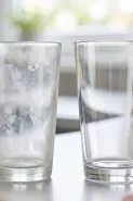 Gelas kaca lama-lama kusam dan tidak bening, apa penyebabnya dan bisakah jernih lagi?