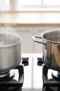 Panci aluminium vs stainless, mana lebih cepat panas? Kenali bedanya saat memasak