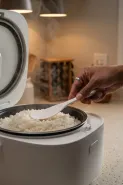 Nasi di rice cooker sudah matang tapi bagian atas keras, ternyata ini penyebabnya