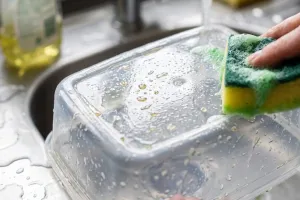 Wadah plastik tetap berminyak setelah dicuci, kenapa? Ini penyebab dan cara membersihkannya