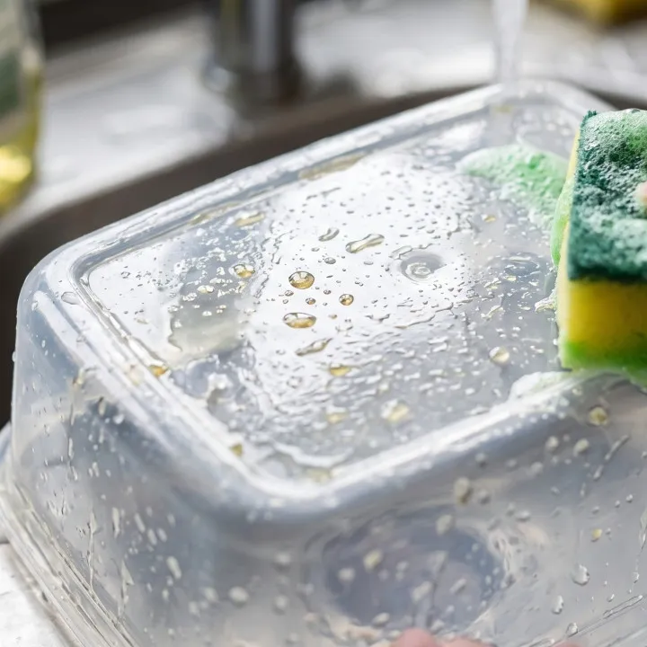 Wadah plastik tetap berminyak setelah dicuci, kenapa? Ini penyebab dan cara membersihkannya