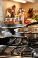 Gagang wajan ikut panas saat memasak, apakah ada yang salah dengan alatnya? Cek dari jenis dan bentuk