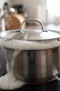 Tutup panci bikin air meluap saat merebus? Ada cara sederhana untuk menguranginya