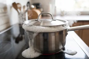 Tutup panci bikin air meluap saat merebus? Ada cara sederhana untuk menguranginya