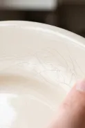 Piring keramik ada retakan halus, masih boleh dipakai makan? Ini cara mengeceknya