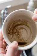 Cangkir kopi putih berubah kecokelatan dan sulit dibersihkan, kenapa noda cepat menempel?